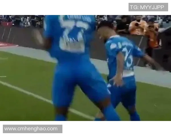 足球明星模仿C罗经典庆祝动作SIU 引发球迷热烈讨论与模仿潮